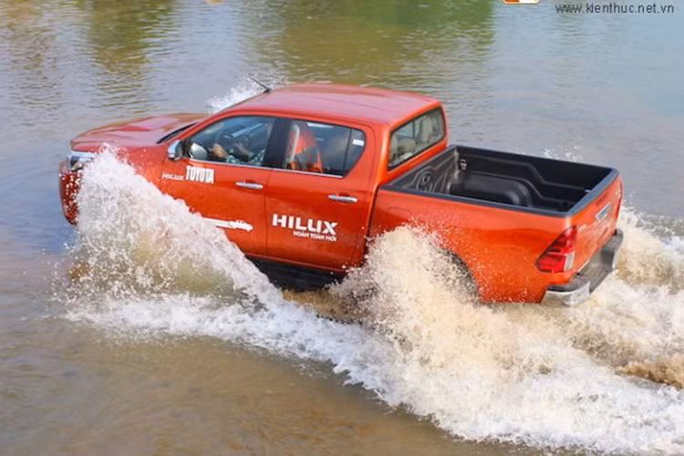 Động cơ diesel 2.4L, 4 xy-lanh kết hợp hộp số tự động 6 cấp, sinh công suất 148 mã lực tại 3.400 vòng/phút và mô-men xoắn cực đại 400 Nm tại 1.600 vòng/phút. Đi cùng hệ thống trợ lái thủy lực theo tốc độ biến thiên, giúp Toyota Hilux có cảm giác lái tốt hơn. Xe có giá từ 852 triệu đồng, cạnh tranh với các đối thủ như Mazda BT-50, Ford Ranger.