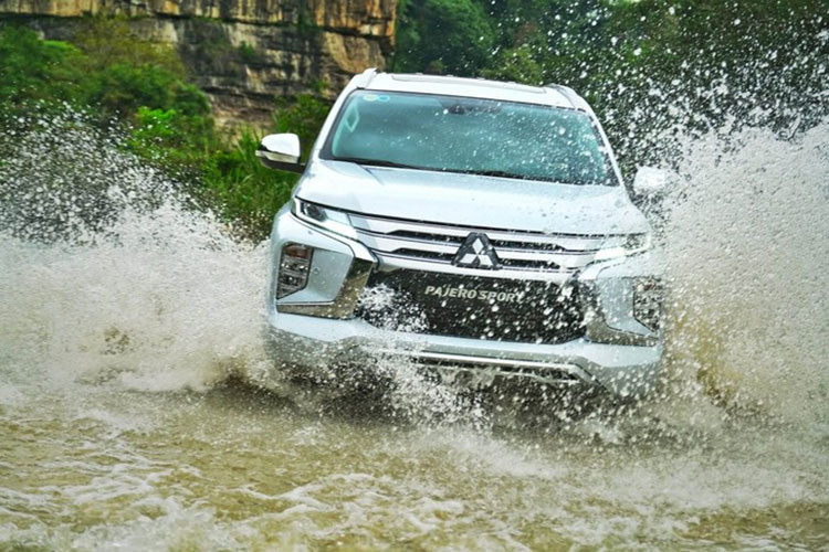  Mitsubishi Pajero Sport Mitsubishi Pajero Sport hiện là một trong những dòng xe 7 chỗ gầm cao mang tới khả năng off-road ấn tượng. Đáng chú ý, nhờ khoảng sáng gầm xe lên tới 218mm, Pajero Sport có thể lội nước tới 700mm.