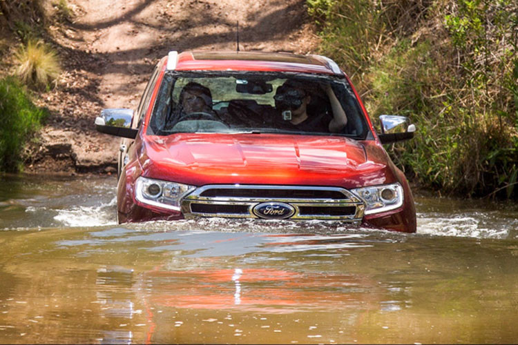  Ford Ranger Ford Ranger đang là mẫu xe có khả năng lội nước tối ưu. Theo thông số công bố, xe Ford Ranger có khoảng sáng gầm tới 235 mm, có thể đi qua vùng ngập nước sâu khoảng 800mm.