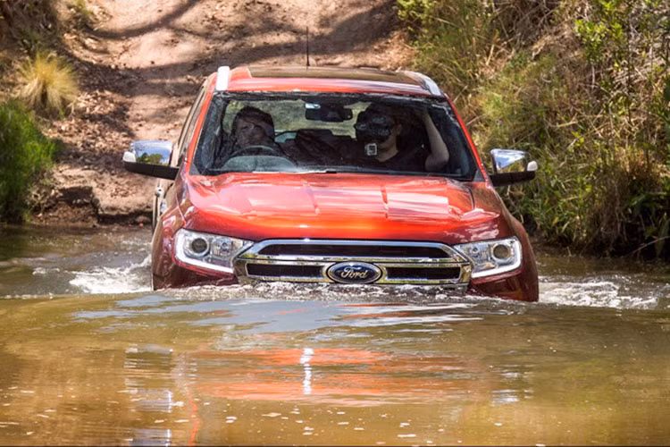  Ford Ranger Ford Ranger đang là mẫu xe có khả năng lội nước tối ưu. Theo thông số công bố, xe Ford Ranger có khoảng sáng gầm tới 235 mm, có thể đi qua vùng ngập nước sâu khoảng 800mm.