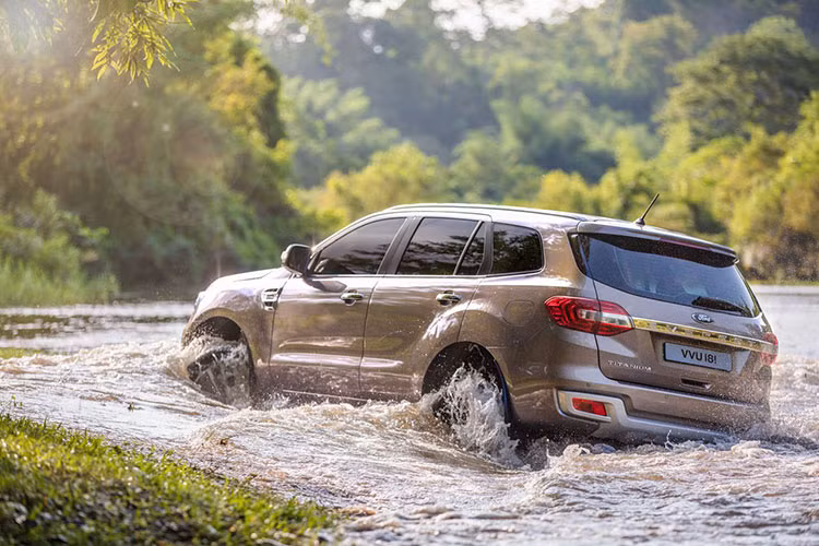Ford Everest có giá bán niêm yết dao động từ 1,099 - 1,506 tỷ đồng tuỳ phiên bản. Nếu tài chính không phù hợp, người dùng có thể cân nhắc mua các đời xe cũ 2017 - 2019 trong khoảng 690 - 1.040 triệu đồng.
