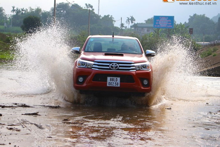  Toyota Hilux Mẫu xe bán tải Toyota Hilux tại Việt Nam Sở hữu khoảng sáng gầm xe 286mm, Toyota Hilux mang tới khả năng lội nước khoảng 700mm và khối động cơ mạnh mẽ cùng các công nghệ vượt địa hình tối ưu.