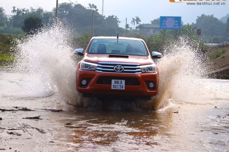  Toyota Hilux Mẫu xe bán tải Toyota Hilux tại Việt Nam Sở hữu khoảng sáng gầm xe 286mm, Toyota Hilux mang tới khả năng lội nước khoảng 700mm và khối động cơ mạnh mẽ cùng các công nghệ vượt địa hình tối ưu.