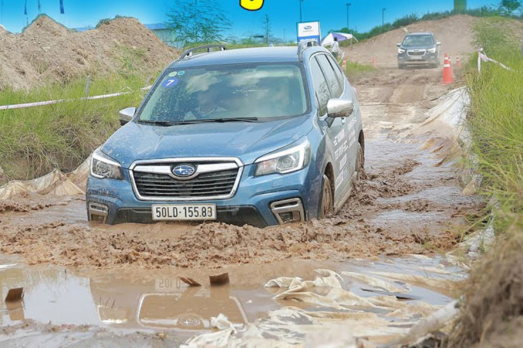  Subaru Forester Subaru Forester sở hữu khoảng sáng gầm xe ở mức 220mm, khả năng lội nước của mẫu SUV này không chỉ tối ưu mà vẫn duy trì được mức độ ổn định, rất hợp khi di chuyển trong điều kiện thời tiết ngập lụt. Chưa kể, xe còn sử dụng hệ dẫn động 4 bánh toàn thời gian đối xứng, giúp chiếc xe gia tăng độ bám đường khi vận hành.