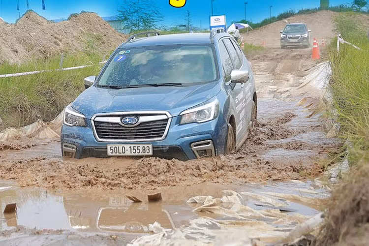  Subaru Forester Subaru Forester sở hữu khoảng sáng gầm xe ở mức 220mm, khả năng lội nước của mẫu SUV này không chỉ tối ưu mà vẫn duy trì được mức độ ổn định, rất hợp khi di chuyển trong điều kiện thời tiết ngập lụt. Chưa kể, xe còn sử dụng hệ dẫn động 4 bánh toàn thời gian đối xứng, giúp chiếc xe gia tăng độ bám đường khi vận hành.
