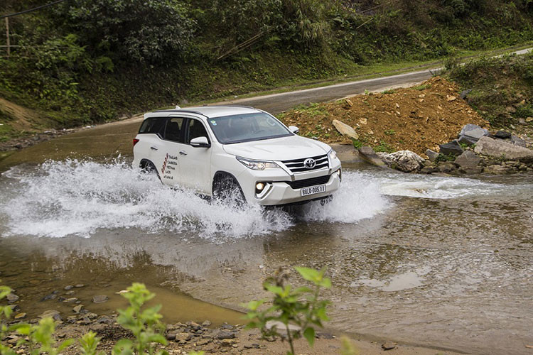  Toyota Fortuner Không chỉ sở hữu kích thước bề thế, nội thất thoáng đãng cùng động cơ khoẻ khoắn,…Toyota Fortuner còn được đánh giá cao khi mang tới khả năng di chuyển tối ưu trên đường ngập lụt. Toyota Fortuner sở hữu khoảng sáng gầm 279mm, cho khả năng lội nước 700 - 800mm. 