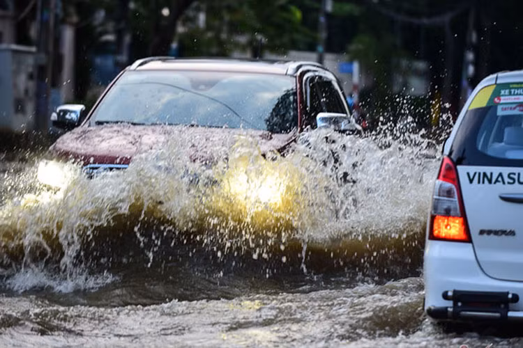 Vào những ngày mưa lớn, tham gia giao thông luôn được xem là nỗi ám ảnh của nhiều tài xế. Nước ngập cao khiến phương tiện chìm nghỉm, chết máy hay phải quay đầu vì không thể đi tiếp. Vì thế, những mẫu xe ôtô gầm cao lội nước tốt càng được người dùng quan tâm nhiều hơn.