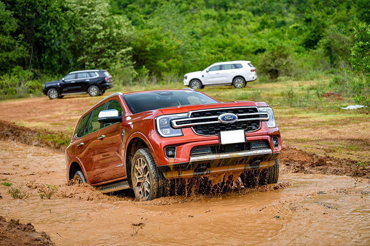  Ford Everest Ford Everest cũng mang tới khả năng lội nước đáng nể, sở hữu khoảng sáng gầm 210mm, đi cùng hộp số tự động 10 cấp, dẫn động RWD và 4WD. Mức lội nước lên tới 800 mm, giúp chủ nhân yên tâm hơn khi phải băng qua những con phố ngập nước.