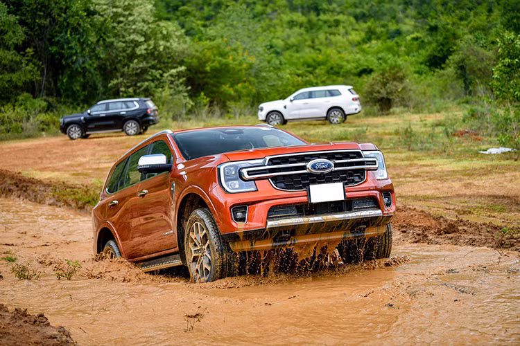  Ford Everest Ford Everest cũng mang tới khả năng lội nước đáng nể, sở hữu khoảng sáng gầm 210mm, đi cùng hộp số tự động 10 cấp, dẫn động RWD và 4WD. Mức lội nước lên tới 800 mm, giúp chủ nhân yên tâm hơn khi phải băng qua những con phố ngập nước.