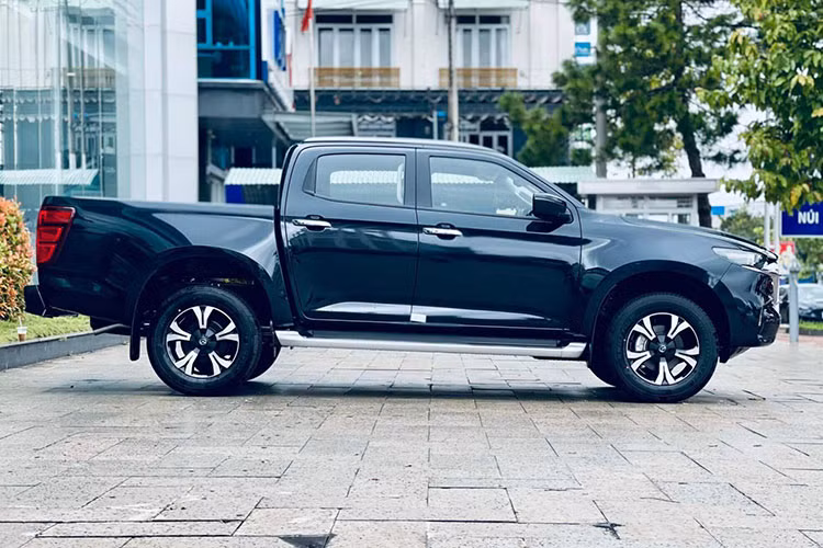 Mazda BT-50 bán ra thị trường Việt 4 phiên bản với giá bán dao động từ 584 - 644 triệu đồng. Đối với xe cũ, người dùng có thể tham khảo các đời xe cũ như 2016 - 2019 với giá mềm hơn rất nhiều.