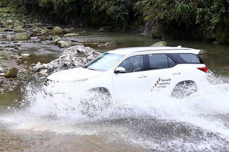 Đi kèm theo xe là các công nghệ hỗ trợ địa hình, ngập lụt như hệ thống soát lực kéo chủ động A-TRC, hệ dẫn động 4 bánh hoặc cầu sau,…giúp xe dễ dàng lội nước. Hiện tại, Fortuner đang được bán ra tại Việt Nam với rất nhiều phiên bản cùng giá niêm yết dao động từ 1.026 - 1.470 triệu đồng.