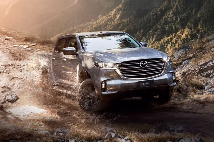  Mazda BT-50 Mẫu xe Mazda BT-50 có thiết kế khoảng sáng gầm cao 224mm, lội nước sâu 800mm và sở hữu khối động cơ Diesel tăng áp VGS làm mát khí lạnh, 4 xilanh, giúp hỗ trợ vượt địa địa hình và lội nước tối ưu.