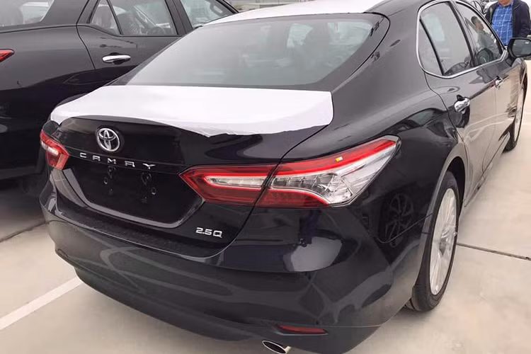 Theo tư vấn từ phía bán hàng cho biết những chiếc Camry này là hàng mẫu chứ không phải xe nhập về để bán trong thời gian tới. Có 2 phiên bản, gồm 2.0G và 2.5Q. Giá Toyota Camry 2019 tham khảo cao nhất tại các đại lý chính hãng cua Toyota có thể lên tới 1,6 tỷ đồng.