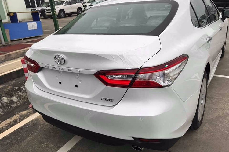 Mức giá này cũng chỉ là ước tính chứ không phải giá dự kiến. Hiện tại, Camry đang được bán tại Việt Nam với 3 bản 2.0E, 2.5G và 2.5Q, giá từ 997 triệu đến 1,302 tỷ đồng. Đáng chú ý, những chiếc Toyota Camry mới nhập Thái Lan có diện mạo khá tương đồng chiếc nhập khẩu Mỹ. Thông số kỹ thuật chi tiết chưa được tiết lộ.