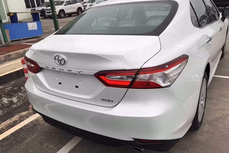 Mức giá này cũng chỉ là ước tính chứ không phải giá dự kiến. Hiện tại, Camry đang được bán tại Việt Nam với 3 bản 2.0E, 2.5G và 2.5Q, giá từ 997 triệu đến 1,302 tỷ đồng. Đáng chú ý, những chiếc Toyota Camry mới nhập Thái Lan có diện mạo khá tương đồng chiếc nhập khẩu Mỹ. Thông số kỹ thuật chi tiết chưa được tiết lộ.