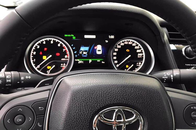 Xe sở hữu ghế ngồi được bọc da cao cấp tích hợp điều chỉnh điện 8 hướng. Hệ thống giải trí là màn hình cảm ứng 8.0 inch được thiết kế hình tam giác với các nút bấm trải đều xung quanh. Bên cạnh đó, mẫu xe cũng có nhiều trang bị tiện nghi như hệ thống âm thanh JBL 9 loa cao cấp, hệ thống sạc điện thoại không dây thông minh, điều hòa khí hậu 2 vùng độc lập…