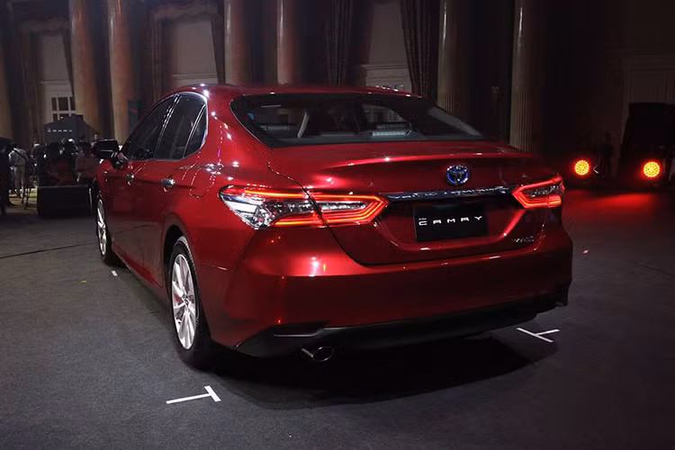 Về động cơ, phiên bản Toyota Camry 2.0G mới xuất hiện tại Việt Nam nhiều khả năng sử dụng động cơ cũ, là máy 2 lít, công suất 165 mã lực và mô-men xoắn 199 Nm. Bản 2.5G có thể có động cơ 2,5 lít mạnh hơn, công suất 209 mã lực và mô-men xoắn 250 Nm. Hộp số tự động 8 cấp dùng chung. 