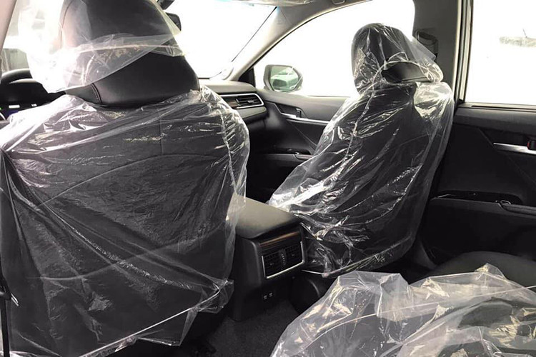 Toàn bộ các bản trang bị của Toyota Camry 2019 đều có 7 túi khí trong khi bản cao cấp có 9 túi khí. Các trang bị an toàn khác của xe còn có hệ thống cân bằng điện tử, kiểm soát lực bám đường, chống bó cứng phanh ABS, phân bổ lực phanh điện tử,... Trong khi đó, gói an toàn Toyota Safety Sense dành riêng cho bản cao cấp nhất.