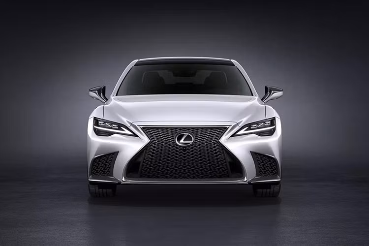  Lexus LS hạng sang là mẫu xe thương mại đầu tiên đến thị trường Anh vào năm 1990 của thương hiệu Nhật Bản. Mẫu xe này đánh dấu sự hiện diện của thương hiệu ôtô hạng sang đến từ Nhật Bản tại xứ sở sương mù.
