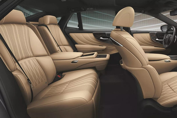 Hiện Lexus LS vẫn tiếp tục được bán ở nhiều thị trường trên thế giới như Nhật Bản, Bắc Mỹ và một số quốc gia châu Âu. Riêng tại thị trường Mỹ, xe sở hữu doanh số 2.163 chiếc, giảm 3,2% so với năm 2023.