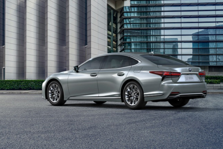 Tại Việt Nam, mẫu sedan hạng sang cỡ lớn này đang được bán với 2 phiên bản là LS 500 và LS 500h. Giá bán tương ứng của 2 phiên bản này là 7,68 tỷ và 8,39 tỷ đồng. 