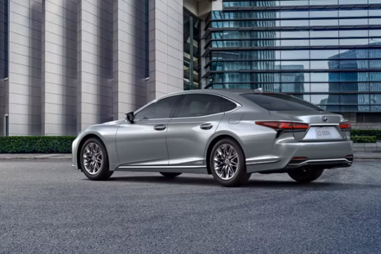 Tại Việt Nam, mẫu sedan hạng sang cỡ lớn này đang được bán với 2 phiên bản là LS 500 và LS 500h. Giá bán tương ứng của 2 phiên bản này là 7,68 tỷ và 8,39 tỷ đồng. 