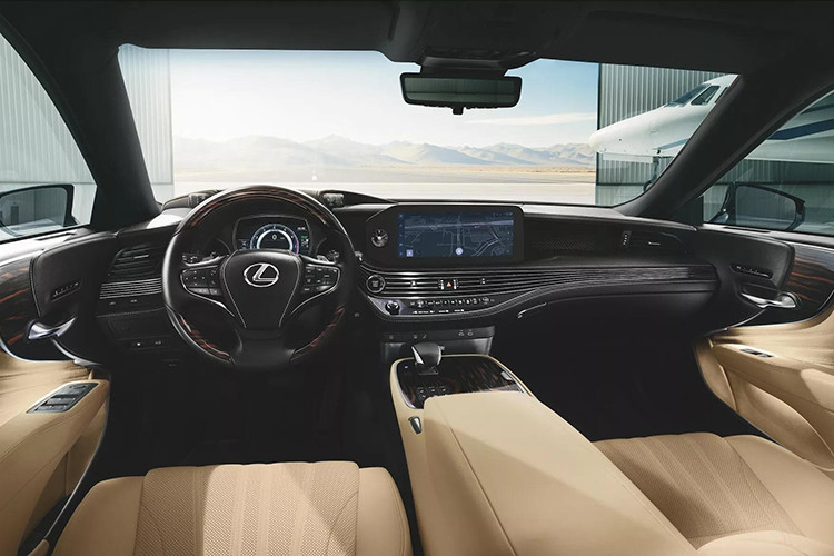 Với sự biến mất của LS, mẫu sedan hạng sang duy nhất mà Lexus hiện còn bán ở Anh là ES. Các mẫu xe còn lại trong danh mục sản phẩm của Lexus ơ xứ sở sương mù phần lớn là SUV như LBX, UX, NX, RZ và RX, bên cạnh MPV cỡ lớn LM.