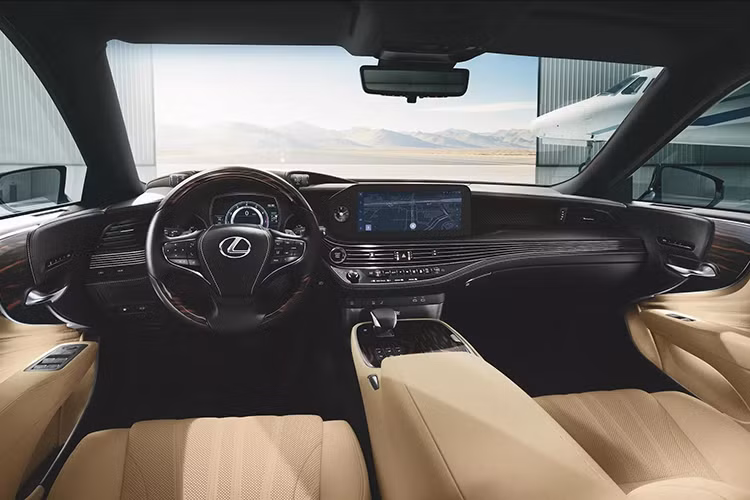 Với sự biến mất của LS, mẫu sedan hạng sang duy nhất mà Lexus hiện còn bán ở Anh là ES. Các mẫu xe còn lại trong danh mục sản phẩm của Lexus ơ xứ sở sương mù phần lớn là SUV như LBX, UX, NX, RZ và RX, bên cạnh MPV cỡ lớn LM.