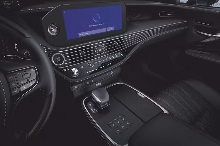 Trước khi bị ngừng bán, mức giá xe Lexus LS dao động từ 101.000 - 128.000 Bảng (khoảng 125.400 - 158.900 USD), tùy theo bản trang bị. Xe dành cho thị trường Anh là Lexus LS500h với hệ truyền động hybrid, bao gồm máy xăng V6, dung tích 3.5L và 2 mô-tơ điện. Hệ dẫn động 4 bánh toàn thời gian AWD là trang bị tùy chọn của xe.