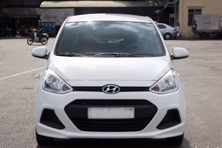  Hyundai Grand i10 AT đời 2016 Hyundai Grand i10 từng là mẫu xe ăn khách nhất thị trường Việt và là lựa chọn hàng đầu của những người mua xe phục vụ gia đình, cá nhân và chạy dịch vụ. Nhờ sức hút lớn nên nguồn cung trên thị trường xe cũ cũng dồi dào.