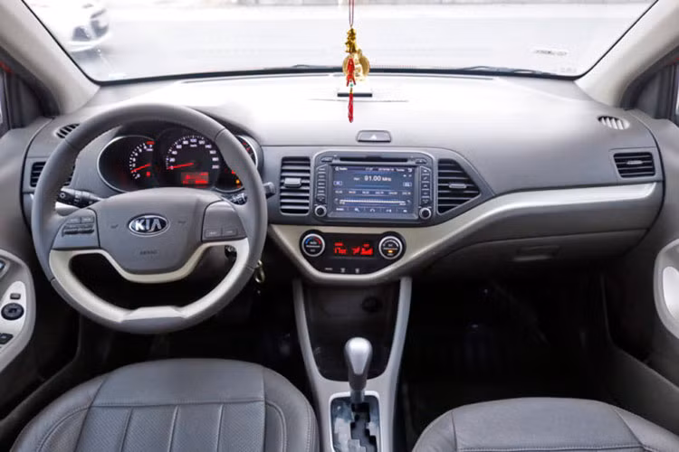 Ưu điểm KIA Morning là kiểu dáng hiện đại, trẻ trung, nhiều phiên bản và màu sắc lựa chọn, phù hợp thị hiếu thẩm mỹ của cả nam và nữ. Khối động cơ 1.25L vận hành tốt, ít hỏng vặt, tiết kiệm nhiên liệu. Nhờ có hệ thống đại lý phủ sóng khắp cả nước nên người dùng dễ dàng tìm kiếm phụ tùng thay thế.