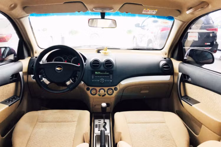 Mức giá xe Chevrolet Aveo LTZ đời 2018 khá "mềm" nhất phân khúc sedan cỡ B cùng đời. Chọn Chevrolet Aveo LTZ, người dùng dễ tiếp cận những mẫu xe đời cao, hợp tầm giá. Xe Mỹ luôn có những điểm khác biệt so với các dòng xe Hàn, đó là lớp thân vỏ đầm chắc, khả năng cách âm tốt, cốp sau rộng rãi,...