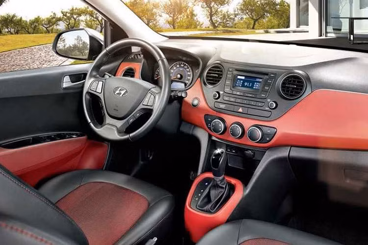 Khảo sát trên sàn xe cũ, những chiếc Hyundai Grand i10 AT đời 2016 đang được chào bán với giá dao động từ 160- 295 triệu đồng, tuỳ vào tình trạng và cách định giá. i10 AT đời 2016 sở hữu thiết kế khá hiện đại, không lỗi mốt. Có cả bản sedan và hatchback.