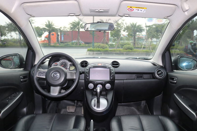 Mazda2 S số tự động đời 2014 đang được đưa lên sàn xe cũ với mức giá loanh quanh 200-230 triệu đồng. Mẫu xe này có thế mạnh về thương hiệu, có 2 lựa chọn về cấu hình (sedan hoặc hatchback), động cơ vận hành mạnh mẽ, bền bỉ, tiết kiệm và cảm giác lái tốt,...