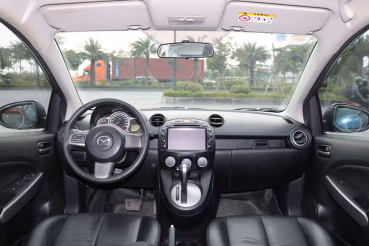 Mazda2 S số tự động đời 2014 đang được đưa lên sàn xe cũ với mức giá loanh quanh 200-230 triệu đồng. Mẫu xe này có thế mạnh về thương hiệu, có 2 lựa chọn về cấu hình (sedan hoặc hatchback), động cơ vận hành mạnh mẽ, bền bỉ, tiết kiệm và cảm giác lái tốt,...