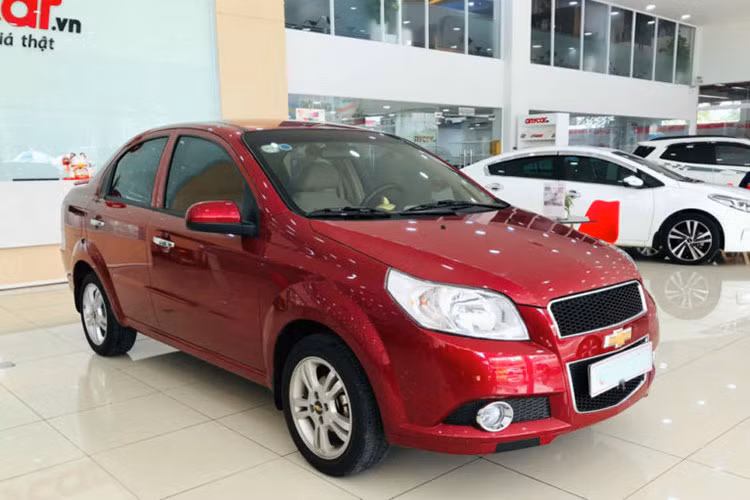  Chevrolet Aveo LTZ 2018 Chevrolet Aveo là mẫu xe mỹ hiếm hoi góp mặt trong danh sách này. Tại sao nói Chevrolet Aveo là lựa chọn đáng tham khảo cho những người đang tìm mua ôtô số tự động đã qua sử dụng? câu trả lời sẽ có luôn ngay dưới đây. Trên thị trường xe cũ, Chevrolet Aveo LTZ đời 2018 có giá trên dưới 200 triệu đồng, trong khi những bản sử dụng số tự động có giá 150-190 triệu đồng.