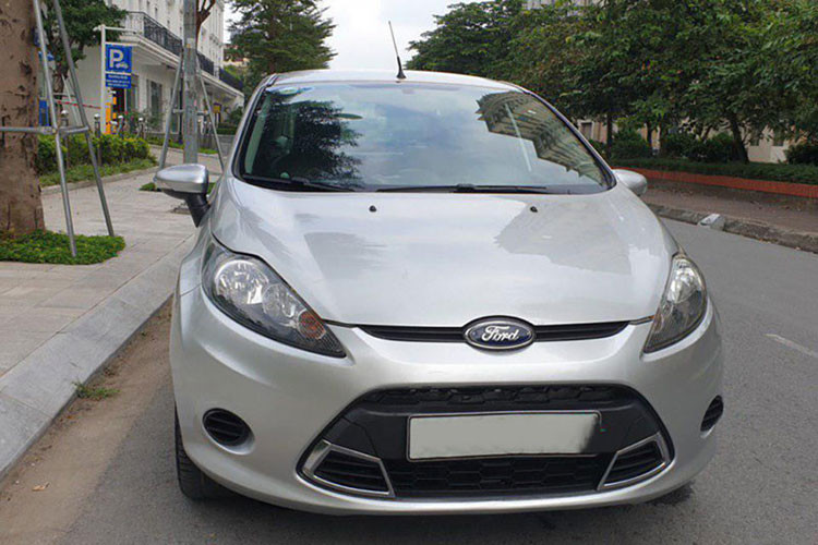 Ford Fiesta 2011 Ford Fiesta cũng từng "làm mưa, làm gió" tại thị trường Việt Nam nhưng hiện tại đã không còn tham gia cuộc đua doanh số tại thị trường Việt Nam. Trên sàn xe cũ, Fiesta bản 1.6AT đời 2011 đang được chào bán sang tay với mức giá 168-200 triệu đồng. Một khoảng giá rất phù hợp với những người non tay lái, mua xe lần đầu.