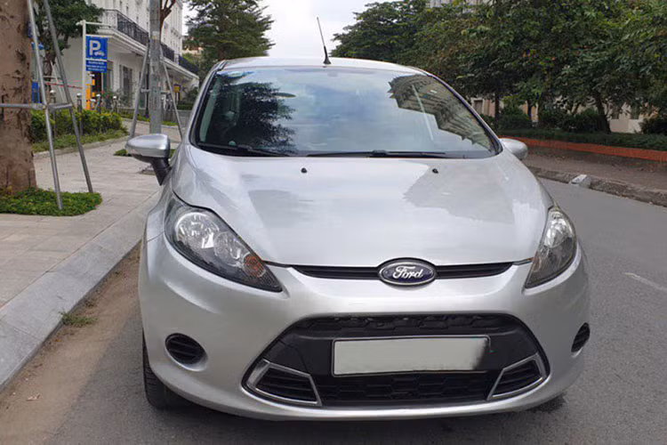  Ford Fiesta 2011 Ford Fiesta cũng từng "làm mưa, làm gió" tại thị trường Việt Nam nhưng hiện tại đã không còn tham gia cuộc đua doanh số tại thị trường Việt Nam. Trên sàn xe cũ, Fiesta bản 1.6AT đời 2011 đang được chào bán sang tay với mức giá 168-200 triệu đồng. Một khoảng giá rất phù hợp với những người non tay lái, mua xe lần đầu.