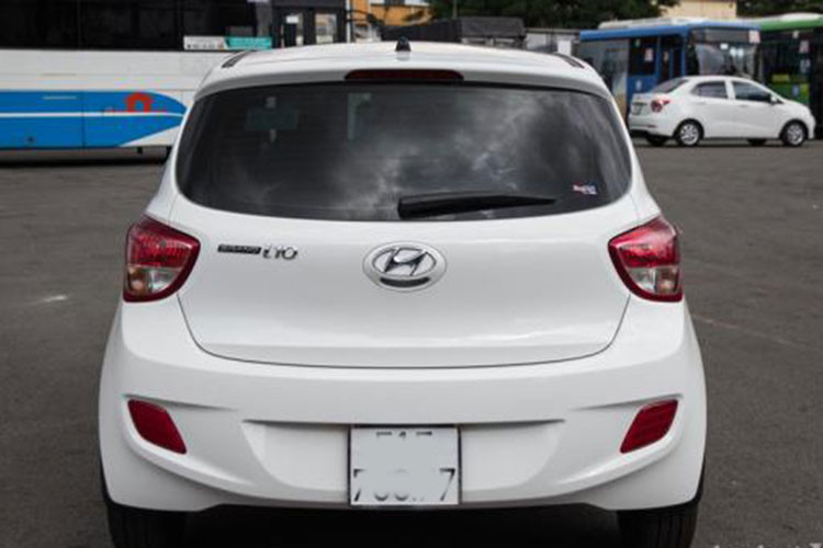 Ngoại hình nhỏ gọn, hoạt động linh hoạt trong không gian nhỏ hẹp của nội đô, dễ bảo dưỡng, bảo trì và tìm linh phụ kiện thay thế. Dẫu vậy, Hyundai Grand i10 2016 số tự động có nhược điểm là động cơ 1.0L yếu khi chở 4-5 người, độ cách âm kém và độ hoàn thiện không cao. Nếu không có kỹ năng đánh giá chất lượng, dễ mua nhầm xe "taxi hoàn lương".