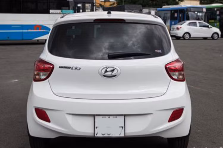 Ngoại hình nhỏ gọn, hoạt động linh hoạt trong không gian nhỏ hẹp của nội đô, dễ bảo dưỡng, bảo trì và tìm linh phụ kiện thay thế. Dẫu vậy, Hyundai Grand i10 2016 số tự động có nhược điểm là động cơ 1.0L yếu khi chở 4-5 người, độ cách âm kém và độ hoàn thiện không cao. Nếu không có kỹ năng đánh giá chất lượng, dễ mua nhầm xe "taxi hoàn lương".