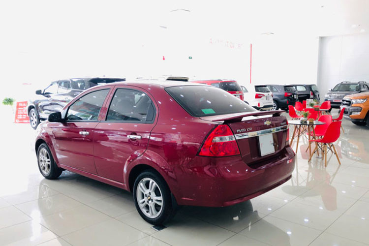 Thế nhưng, nhược điểm của dòng xe này là cảm giác lái tẻ nhạt, hao xăng, trang bị tiện nghi nghèo nàn, ít hỏng vặt. Ngoài ra, Chevrolet đã rút khỏi thị trường Việt Nam nên người dùng sẽ gặp không ít trở ngại mỗi khi đưa xe đi bảo dưỡng, sửa chữa.