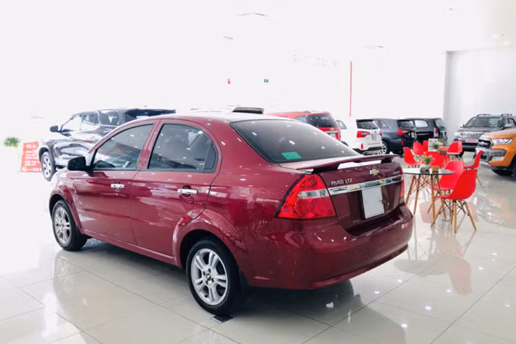 Thế nhưng, nhược điểm của dòng xe này là cảm giác lái tẻ nhạt, hao xăng, trang bị tiện nghi nghèo nàn, ít hỏng vặt. Ngoài ra, Chevrolet đã rút khỏi thị trường Việt Nam nên người dùng sẽ gặp không ít trở ngại mỗi khi đưa xe đi bảo dưỡng, sửa chữa.