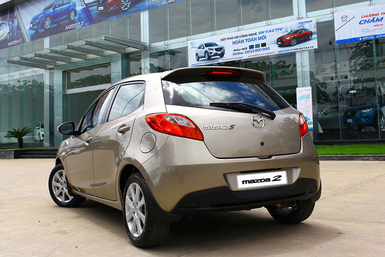 Nhược điểm của dòng xe này là phom dáng cũ kỹ, nội thất và công nghệ khá lạc hậu, giá phụ tùng chính hãng cao, hàng ghế thứ 2 hơi chật chội,...