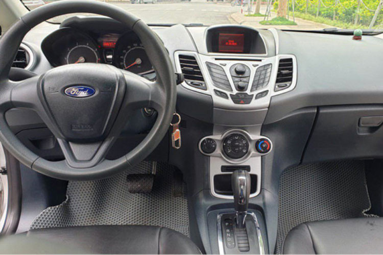 Dù đã có 14 năm vận hành nhưng Ford Fiesta 2011 vẫn giữ được ngoại hình trẻ trung. Xe có cả bản sedan và hatchback. Ưu điểm của xe là tràn ngập công nghệ an toàn, khả năng cách âm khá tốt,...