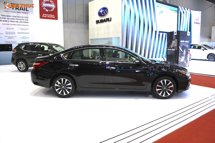 Trước đó, vào hồi đầu tháng 1/2018, Nissan Teana cũng đã bất ngờ được Nissan Việt Nam "đại hạ giá" tới 191 triệu đồng, kéo giá bán xuống từ 1,490 tỷ đồng xuống còn 1,299 tỷ đồng. Như vậy, chỉ trong vòng 3 tháng, mẫu xe hạng D của Nissan đã giảm giá hơn 300 triệu đồng.