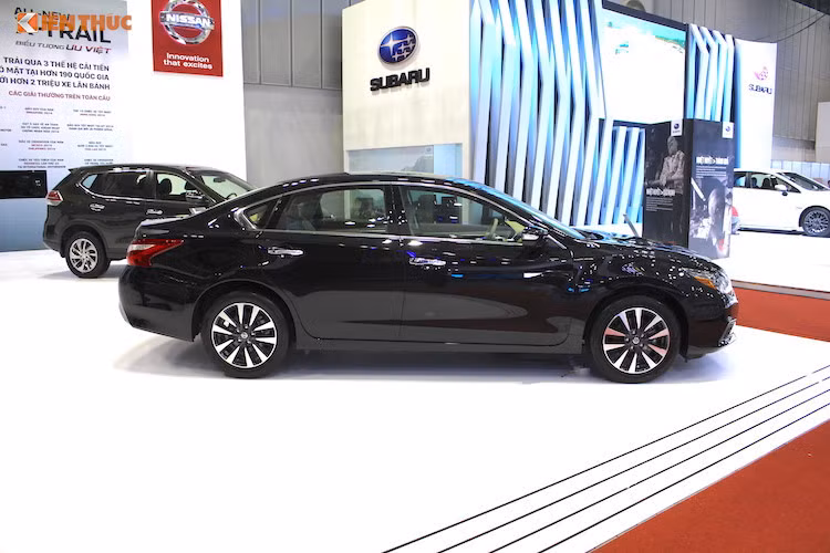 Trước đó, vào hồi đầu tháng 1/2018, Nissan Teana cũng đã bất ngờ được Nissan Việt Nam "đại hạ giá" tới 191 triệu đồng, kéo giá bán xuống từ 1,490 tỷ đồng xuống còn 1,299 tỷ đồng. Như vậy, chỉ trong vòng 3 tháng, mẫu xe hạng D của Nissan đã giảm giá hơn 300 triệu đồng.