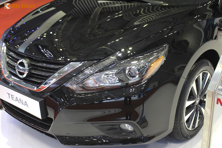 Ở hai bên thân xe, Teana phiên bản mới của hãng ôtô Nissan cũng không có thêm sự thay đổi hoàn toàn nào ngoài việc trang bị bộ mâm đúc 5 cánh kép mới với đường kính 18 inch và hoàn thiện với bề mặt phay bóng kim loại kết hợp với sơn đen bóng.