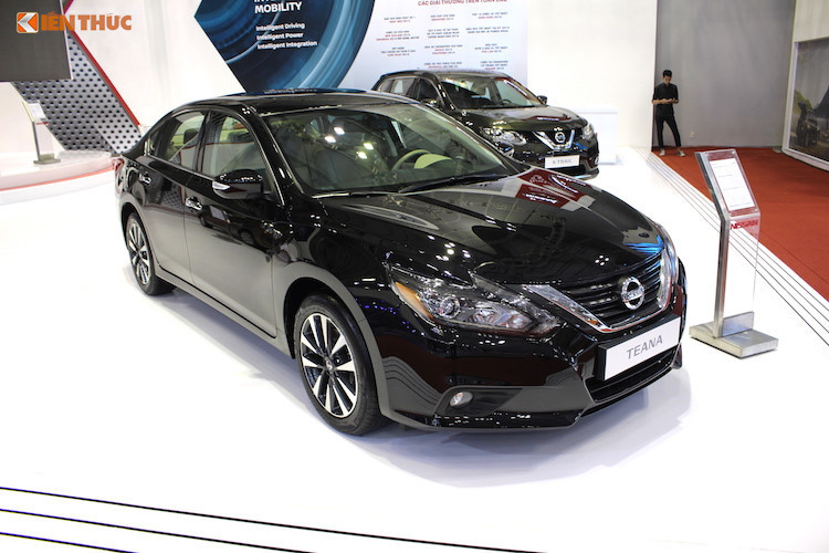 Tại thị trường ôtô Việt, mẫu xe sedan nhập khẩu Nissan Teana hiện đã được giảm tới 300 triệu đồng chỉ sau 3 tháng. Với mức giảm "khủng" này, nó sẽ giúp giá bán lẻ của Teana xuống mức 1,195 tỷ đồng nhằm cạnh tranh với hai đối thủ cạnh tranh với Toyota Camry và Honda Accord.