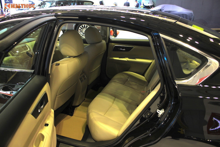 Các vật liệu nội thất cũng được chú trọng hơn với cabin bọc da và ốp gỗ đẹp mắt. Ngoài ra, những trang bị tiện nghi khác sẵn có của Teana gồm dàn âm thanh Bose 9 loa, hệ thống điều hòa 2 vùng tự động có chức năng lọc bụi bẩn, cửa sổ trời, chìa thông minh khởi động bằng nút bấm, hệ thống giữ ga tự động Cruise Control.