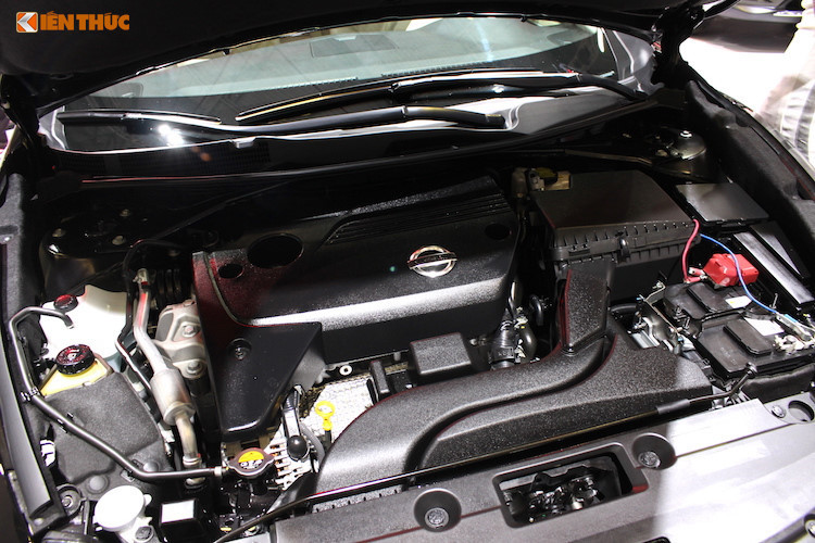 Tại thị trường Việt Nam, phiên bản Teana 2017 sẽ được phân phối với duy nhất một phiên bản động cơ 4 xi-lanh 2488 cc 4 xi-lanh thẳng hàng DOHC nạp khí tự nhiên, có công suất tối đa 180 mã lực và mô-men xoắn cực đại 243 Nm, kết hợp với hộp số vô cấp CVT và hệ dẫn động cầu trước.